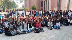 NCWEB रिजल्ट: 500 छात्र फेल, जीसस एंड मैरी कॉलेज में हो गया बवाल, DU ने दिए जांच के आदेश