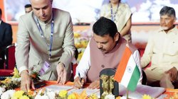 मुख्यमंत्री बनने के बाद देवेंद्र फडणवीस ने सबसे पहले इस फाइल पर किए साइन, गृह मंत्रालय के सवाल पर कही बड़ी बात