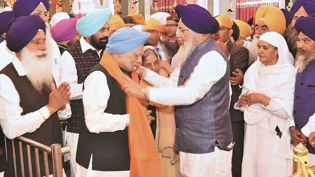 पूर्व प्रधानमंत्री मनमोहन सिंह और उनकी पत्नी गुरशरण कौर शुक्रवार को सुल्तानपुर लोधी के बेर साहिब गुरुद्वारे में। (Source: Express photo)