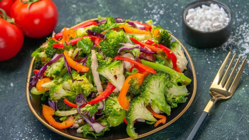Eating salad benefits। eat salad at night। salad for weight lose