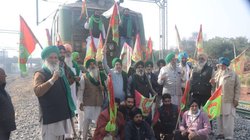 किसानों ने रोकी ट्रेन, MSP समेत कई मांगों को लेकर कर इन स्टेशनों पर हुए प्रदर्शन