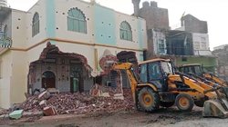 180 साल पुरानी नूरी जामा मस्जिद पर चला बुलडोजर, योगी सरकार ने अवैध हिस्से को किया जमींदोज
