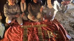 सिर्फ 7 साल सिपाही की नौकरी, रेड पड़ी तो घर से बरामद हुआ 2.85 करोड़ कैश और चांदी की सिल्लियां, नोट गिनने की मशीन और 4 SUV भी बरामद