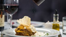 Meerut News: रेस्तरां में डिनर करने गया था परिवार, जब बिल देखा तो मच गया हल्ला हंगामा, चौंका रहा पूरा मामला