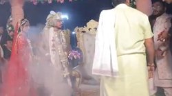 फेरों के वक्त फूल बरसा रहे थे रिश्तेदार, तभी चढ़ गया पंडित जी का पारा, फिर जो हुआ…, VIRAL VIDEO देख छूट जाएगी हंसी