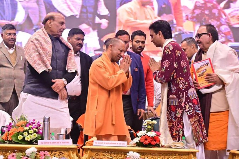 Kumar Vishwas gives the shawl to the poor