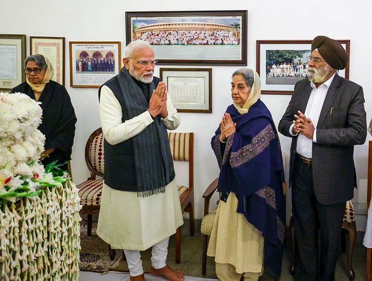 PM Modi pays tribute to Manmohan Singh