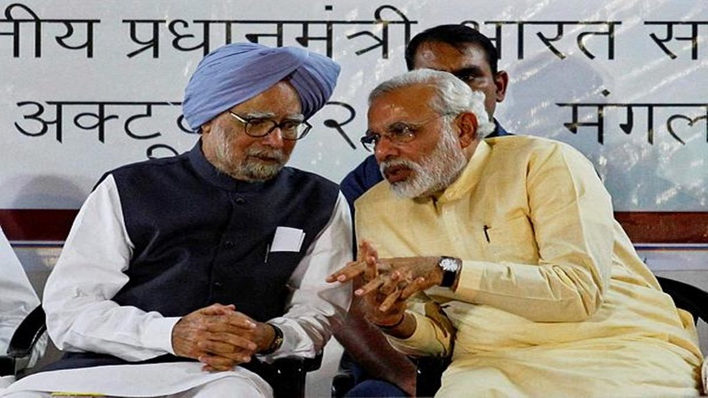 पूर्व प्रधानमंत्री मनमोहन सिंह के साथ पीएम नरेंद्र मोदी। (फोटो- पीटीआई फाइल)