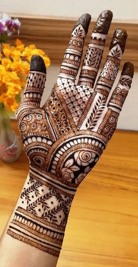 Popular mehndi styles for festivals