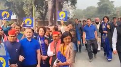 नीले कपड़े पहनकर संसद पहुंचे राहुल-प्रियंका गांधी, आंबेडकर विवाद को लेकर बीजेपी पर फिर साधा निशाना