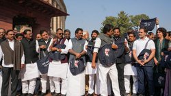 ‘मोदी-अडानी भाई-भाई’ लिखा बैग लेकर संसद पहुंचीं प्रियंका गांधी, राहुल बोले-काफी क्यूट है