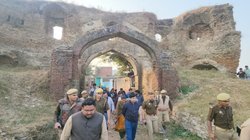 Sambhal News: रानी की बावड़ी की खुदाई के बीच ASI ने किया फिरोजपुर किले का सर्वे, जानें क्या है इसका इतिहास?