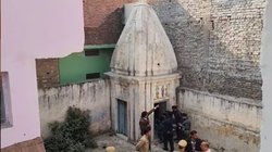 संभल के मुस्लिम बहुल्य इलाके में मिला एक और मंदिर, कई सालों से था बंद, पुलिस ने खुलवाया ताला
