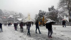 Weather Update: उत्तराखंड में बारिश और बर्फबारी शुरू, नए साल पर पर्यटकों का स्नोफॉल से होगा स्वागत