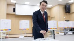 मार्शल लॉ पर घिरे साउथ कोरिया के राष्ट्रपति यून सूक योल, संसद में योल को हटाने के लिए हुआ मतदान