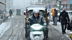 भारी बर्फबारी के कारण श्रीनगर जाने वाली सभी उड़ानें रद्द, रेल सेवाएं बाधित; राजमार्ग जाम