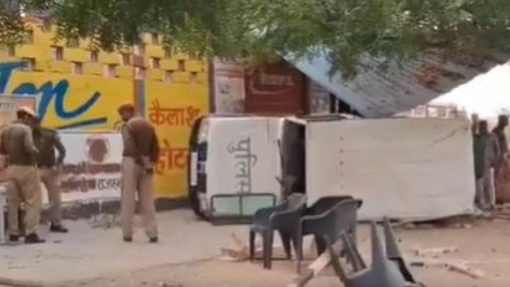 Vasundhara Raje Convoy Overturns: राजस्थान के पूर्व मुख्यमंत्री वसुंधरा राजे के काफिले की गाड़ी पलटी। (@GudduLeela/वीडियोग्रैब)
