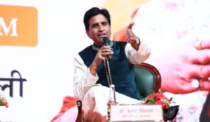 Who showed Kumar Vishwas Status