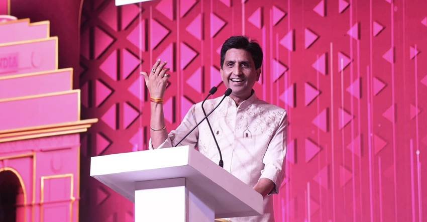 Who are these three people Whose shown Kumar Vishwas status