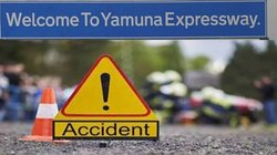 Yamuna Expressway Accident: यमुना एक्सप्रेस-वे पर भीषण हादसा, कार सवारों ने 4 को रौंदा, हुई मौत