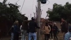 आगरा में खेलते-खेलते बिजली के खंभे के पास पहुंचा 3 साल का बच्चा, पोल टच करते ही करंट लगने से हो गई मौत