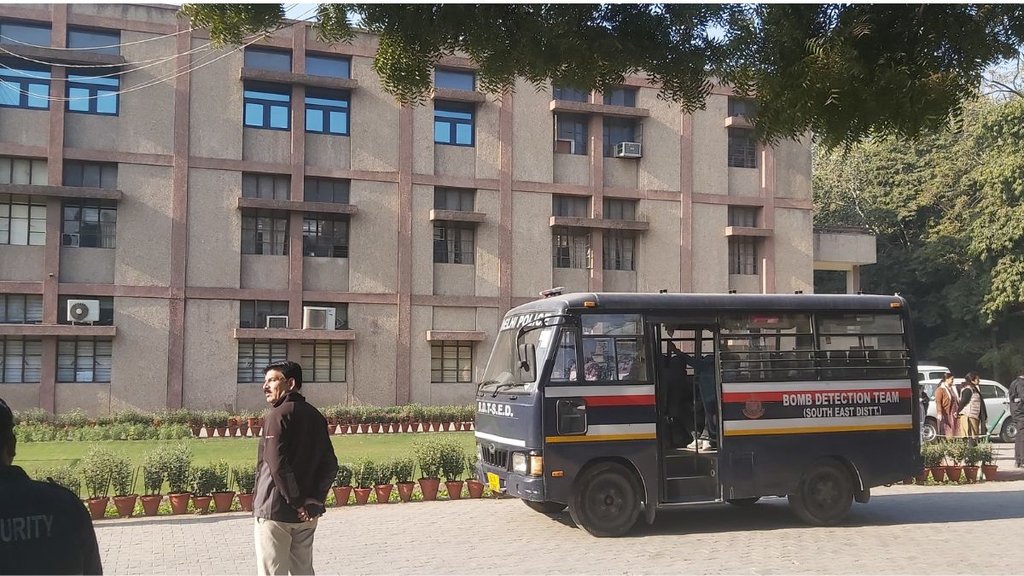 bomb threat, bomb threat in delhi,