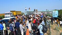 आगरा-लखनऊ एक्सप्रेसवे पर भीषण सड़क हादसा, बस-ट्रक में भिड़ंत; 8 की मौत और 19 घायल