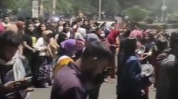 VIDEO: बिना भारत के बांग्लादेश में विरोध प्रदर्शन भी नहीं, हरियाणवी गानों पर डांस कर लड़कियों का प्रोटेस्ट