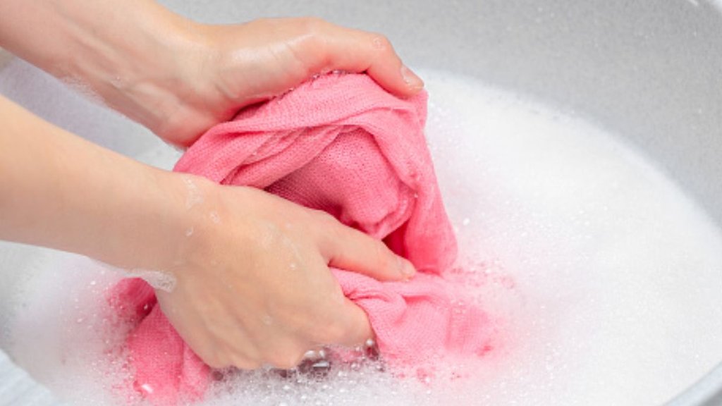 Washing woolen clothes byhand Washing woolen clothes byhand