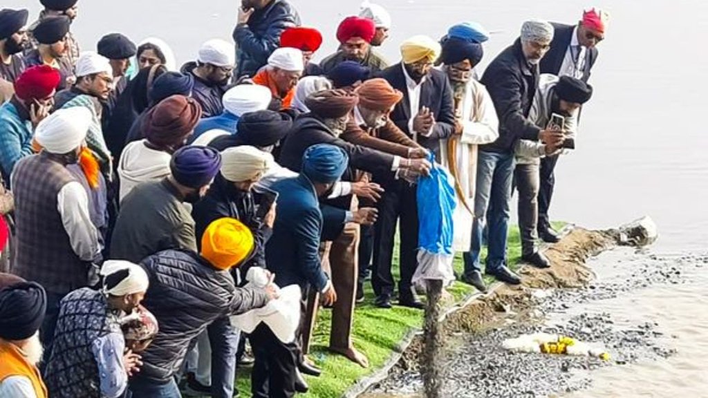Yamuna River Ash Immersion, Sonia Gandhi Priyanka Gandhi Vadra