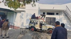 Haldwani News:ऐसी बहन को सैल्यूट! एंबुलेंस का पैसा नहीं था तो टैक्सी की छत पर बांधकर ले गई भाई का शव