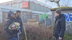 मुस्लिम होने के कारण भारतीय खिलाड़ी से नहीं मिलाया हाथ, ट्रोल होने के बाद फूल और चॉकलेट देकर मांगी माफी; देखें VIDEO