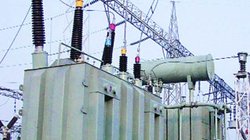 यूपी के इस गांव से ट्रांसफॉर्मर चुरा ले गए चोर: 25 दिन से बिजली गायब, अंधेरे में डूबा गांव; छात्रों में आक्रोश