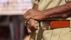 झारखंड में स्कूल प्रिंसिपल ने छात्राओं से उतरवाई शर्ट, ब्लेजर में घर जाने को किया मजबूर, विहिप-बजरंग दल ने फूंका पुतला