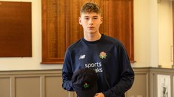 अंग्रेज दिग्गज के बेटे ने ऑस्ट्रेलिया के खिलाफ जड़ा शतक, 9वें नंबर पर बल्लेबाजी करते हुए किया कमाल; पिता ही हैं टीम के कोच