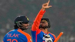 4,6,6,6; संजू-सूर्या हुए फेल तो अभिषेक ने अंग्रेजों को कूटा, 20 गेंद पर अर्धशतक ठोक युवराज के क्लब में शामिल