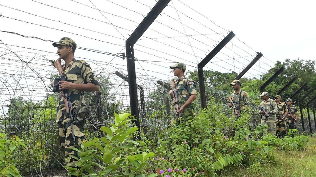 Border Force BSF: सीमा पर तैनात बीएसएफ के जवान। (PTI)
