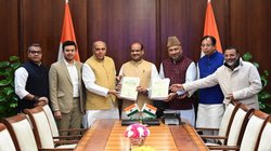 जगदंबिका पाल ने ओम बिरला को सौंपी वक्फ कमेटी की रिपोर्ट, बजट सत्र में हो सकता है पेश