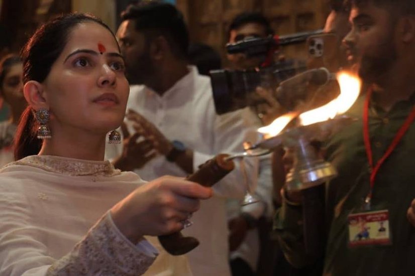 In which language did Jaya Kishori perform her first Katha