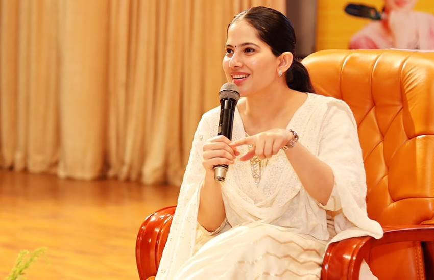 In which temple did Jaya Kishori perform her first Katha