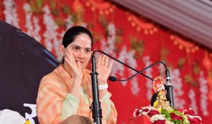 Jaya Kishori irritated to see her father like this