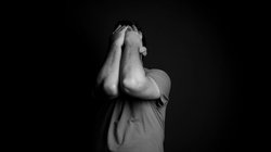 स्मार्टफोन नहीं मिलने पर बेटे ने लगाई फांसी, सदमे में पिता ने भी उसी रस्सी से लटक कर दे दी जान