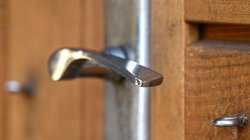 खाना लेकर बेटे से मिलने हॉस्टल पहुंचे थे माता-पिता, नॉक करने पर भी नहीं खुला दरवाजा, तोड़कर अंदर घुसे तो रह गए सन्न