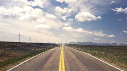 पत्नी से विवाद के बाद शख्स ने बीच रास्ते रोकी कार, सड़क पर ही लगा लड़ने, फिर…, दौड़ी भागी पहुंची पुलिस