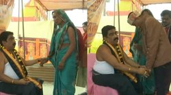 महाकुंभ में आए ‘डॉक्टर बाबा’, छूकर बीमारी भगाने का करते हैं दावा, इलाज कराने वालों की लगी भीड़