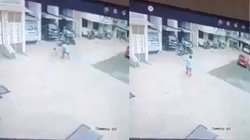 तीसरी मंजिल से गिरते बच्चे के लिए फरिश्ता बनकर आया शख्स, हीरो की तरह बचाई मासूम की जान, Video Viral