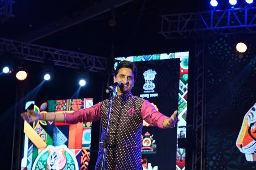 Why did Kumar Vishwas commit theft?