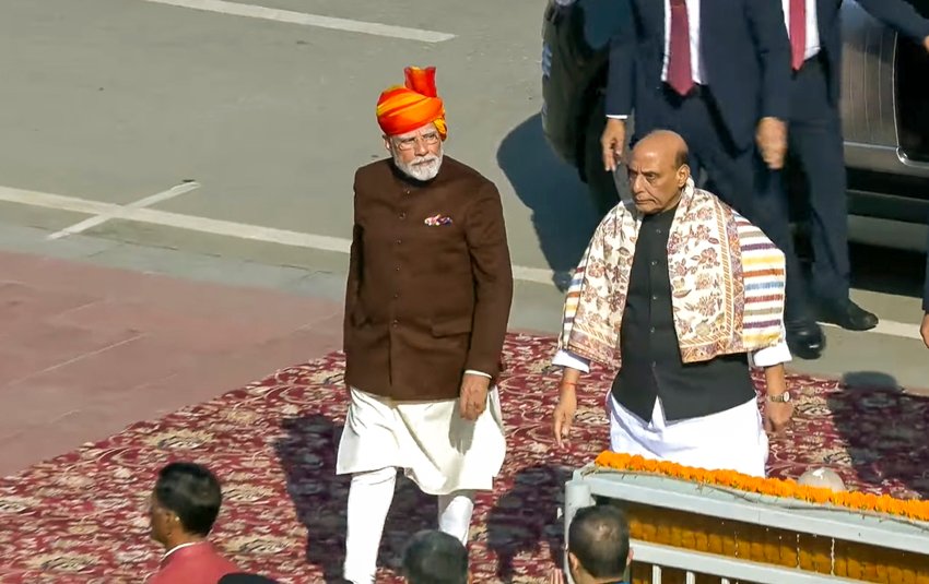 PM Modi kesariya and red safa