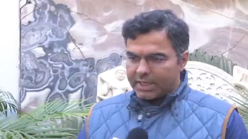 मीडिया से बात करते हुए बीजेपी नेता और नई दिल्ली सीट से उम्मीदवार प्रवेश वर्मा। (फोटो- एएनआई)