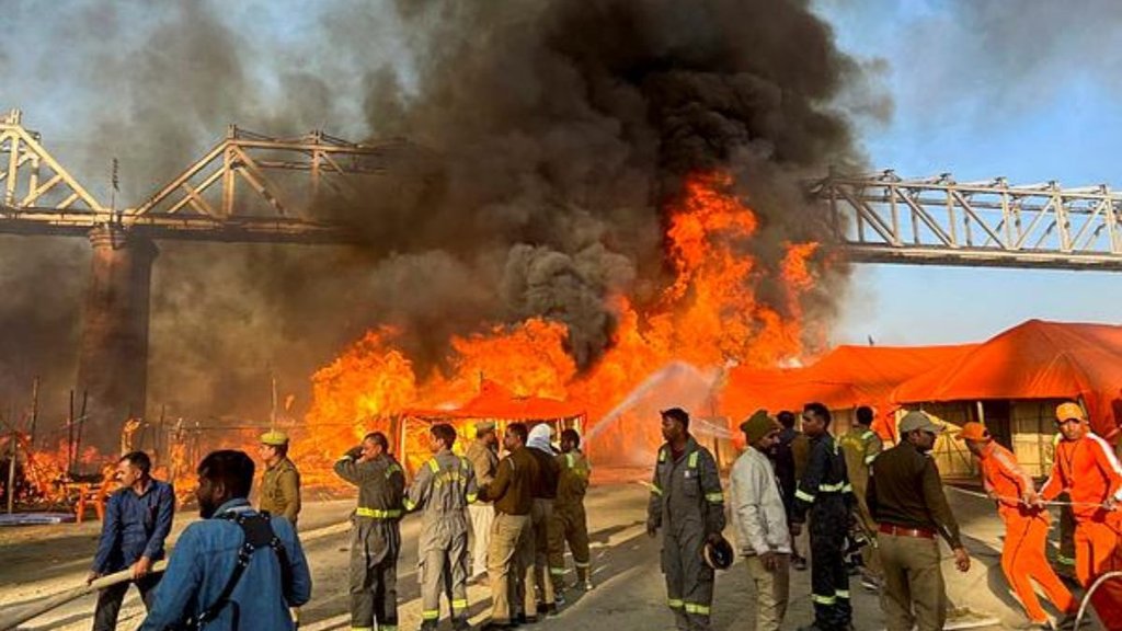 कुंभ मेला के कई टेंट्स में लगी आग (Photo: PTI)